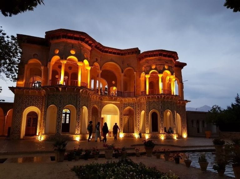 Lastsecond.ir-largest-desert-in-iran-baghe shazde-mahan-بهار-قادری.jpg