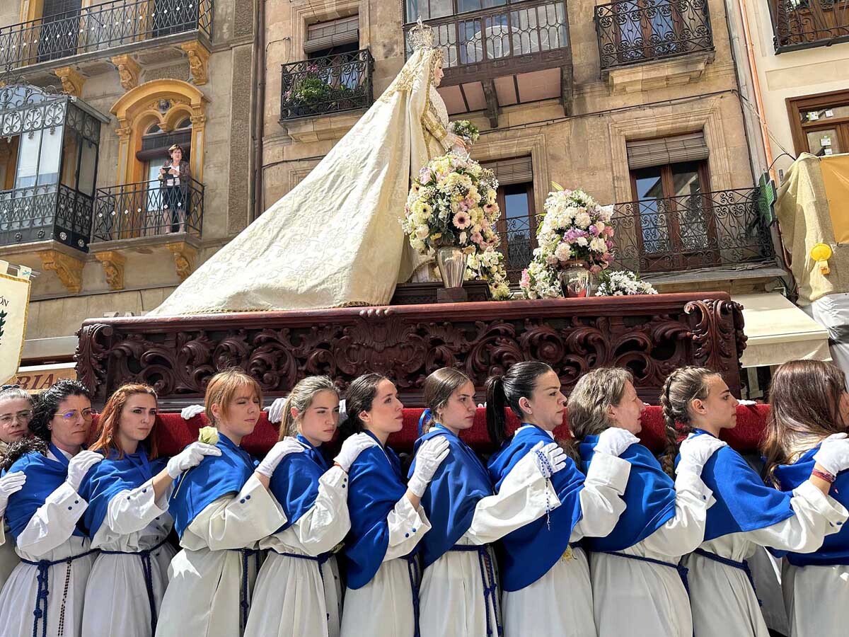 Semana-Santa-Women-and-Girls-Salamanca-Easter-Sunday.jpg