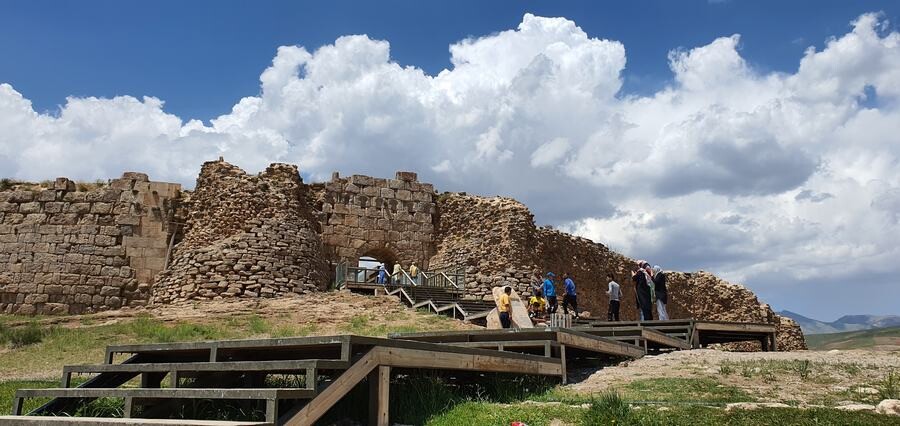 نمای ورودی تخت سلیمان Lastsecond.ir-takht-e-soleiman-narges-kazemifard.jpg