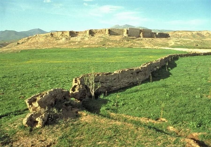 حصار یا سنگ اژدها از جاهای دیدنی تخت سلیمان lastsecond.ir-takht-e-soleyman-dragon-stone.jpg