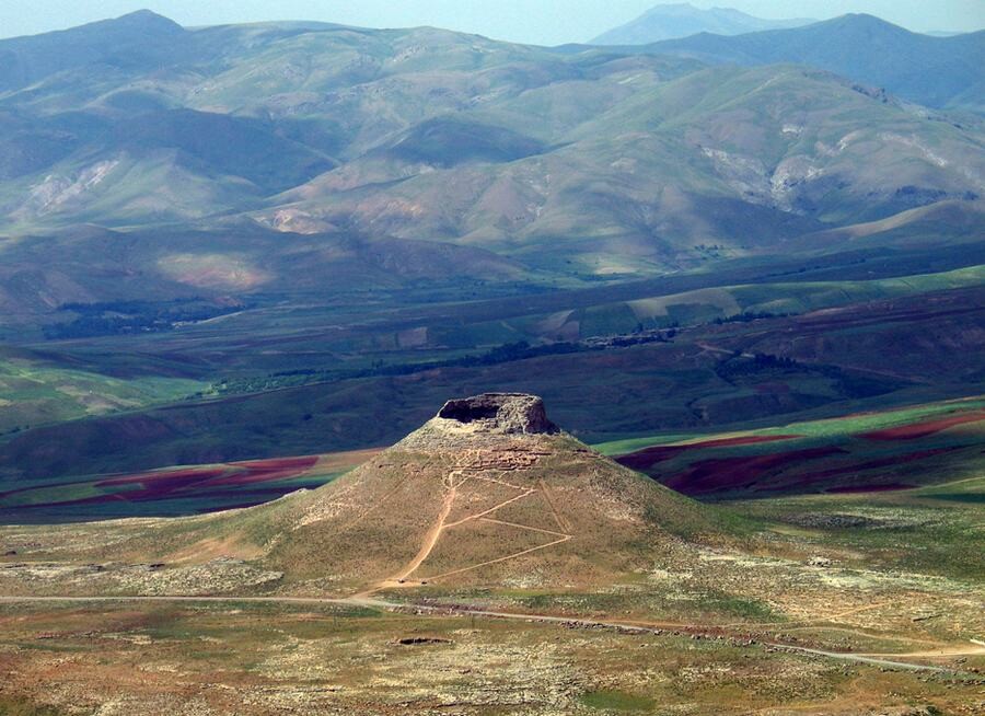 کوه زندان در پنج کیومتری دریاچه تخت سلیمان lastsecond.ir-takht-e-soleyman-zendan-mountain.jpg