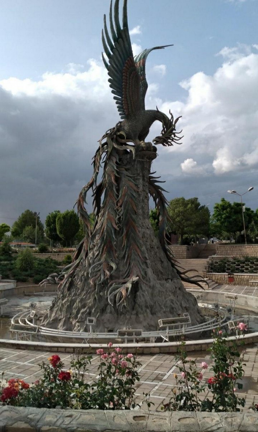 jjrrwpc9tjshgkpftca1vfqyryimx3v8gyegh2xn 242760_575025--مجسمه-سیمرغ.jpg