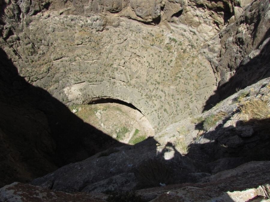 کوه زندان در نزدیکی دریاچه تخت سلیمان lastsecond.ir-takht-e-soleyman-ساره-سلطانپور.jpg