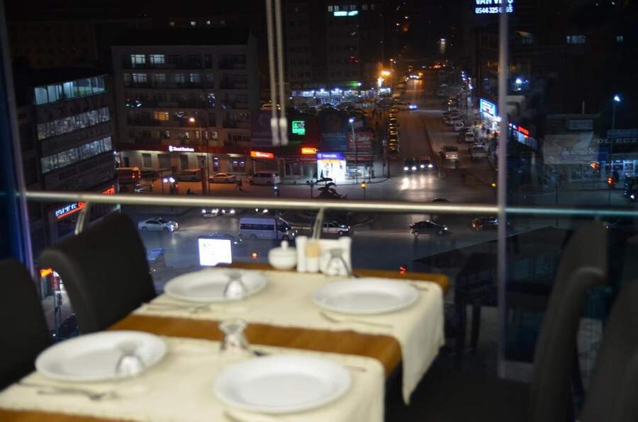 رستوران گرند هتل.jpg
