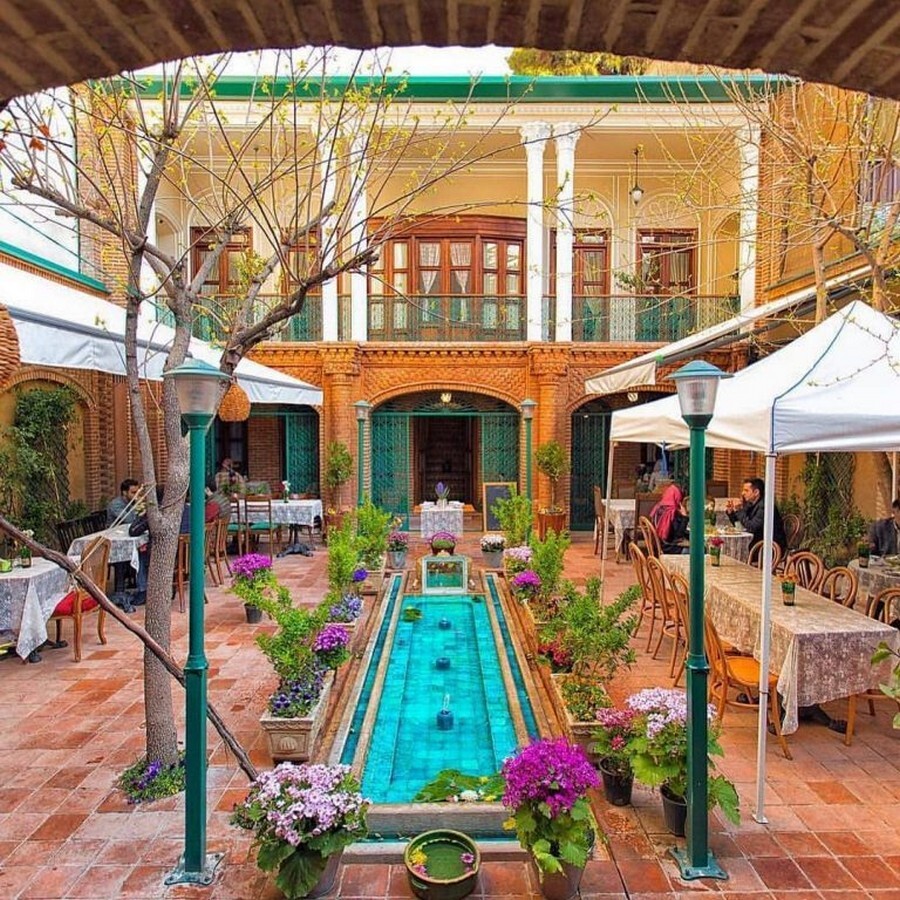 khaneh famouri yard.jpg