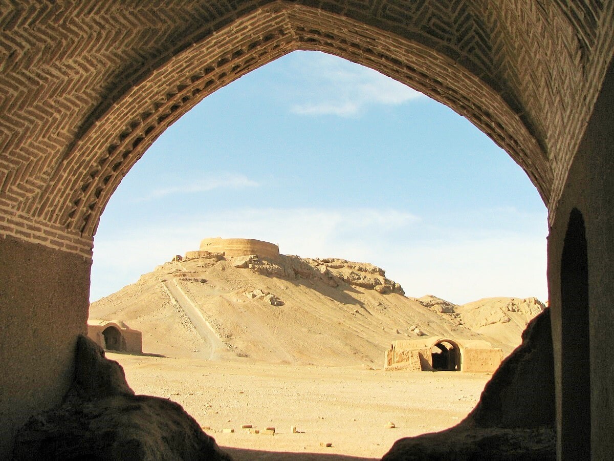 devt775ovqjmqi8sgqarzqaasn4s6kk9h6omn6lx نمای-دخمه-زرتشتیان-یزد.jpg