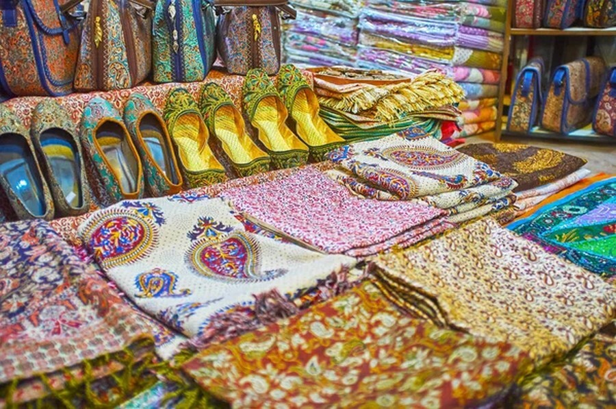 ln9yglhapkpdxcv8ec2bmo1lmvndhywvl6bmf2tm depositphotos_287084156-stock-photo-textile-souvenirs-from-shiraz-iran.jpg