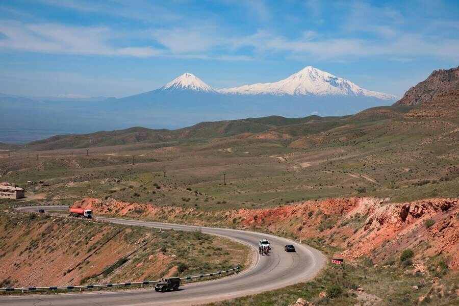 stwuwgiwig938rxwssyry2yxck3aj2gsluhx3wm9 car-road-with-ararat-mountain_225446-1274.jpg