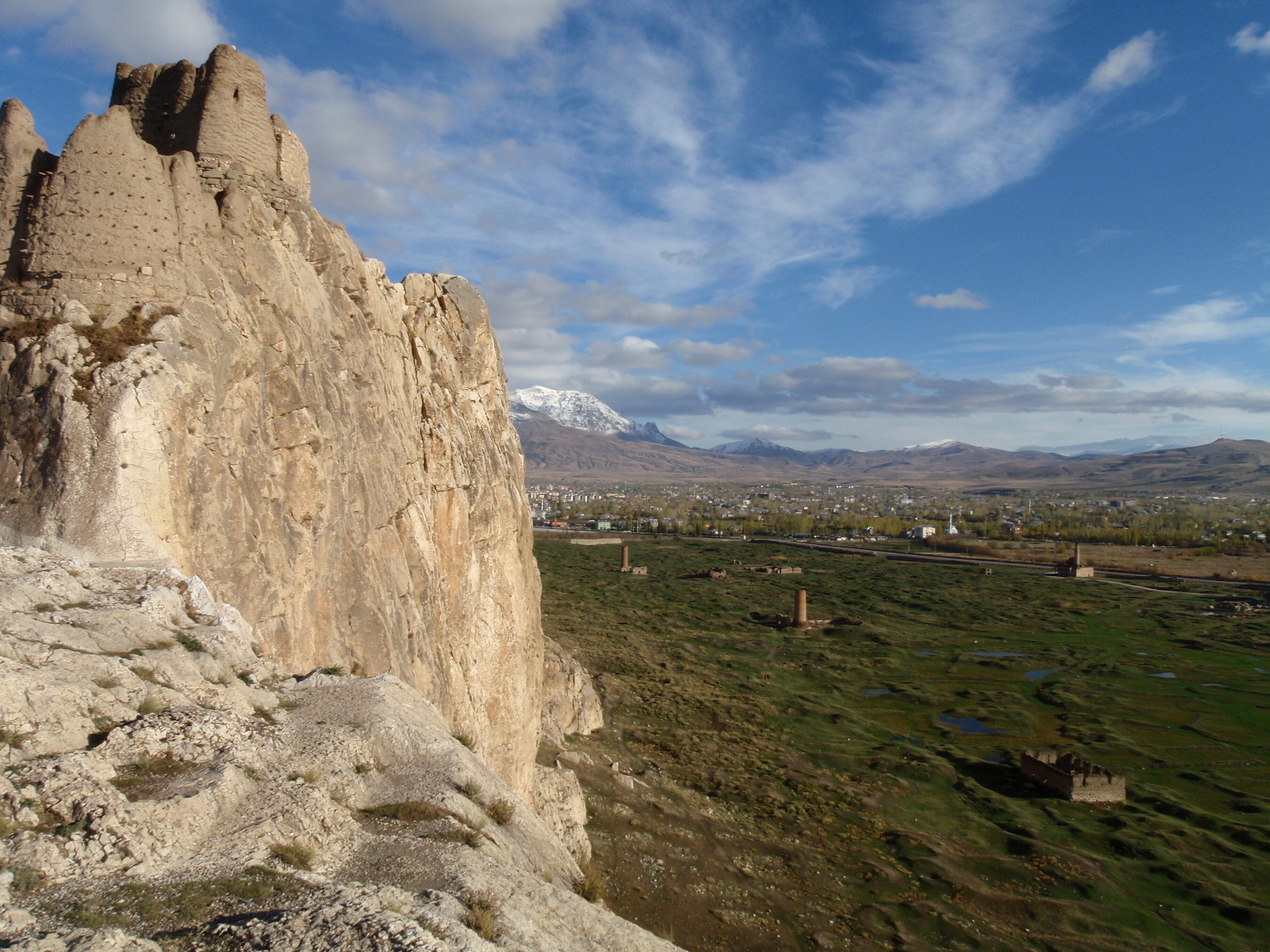 Van_castle,_Turkey.jpg